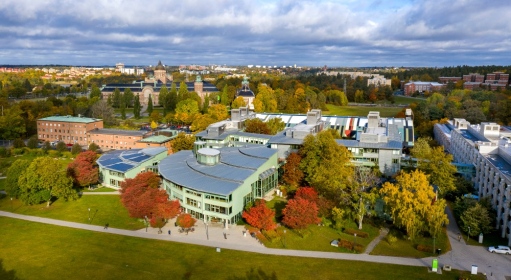 Drönarbild över Stockholms universitet i höstskrud